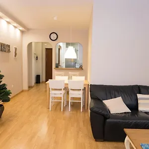 Apartamento Confort En El Centro De La Ciudad Con Patio Privado Parking Opcional, Málaga